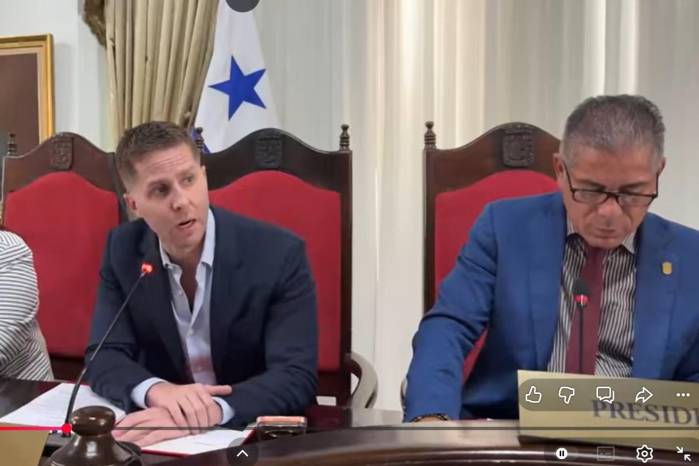 Al Centro el alcalde de la ciudad capital, Mayer Mizrachi, junto a Rodolfo Precilla y Maritza Villarreal, presidente y vicepresidenta del Concejo Municipal