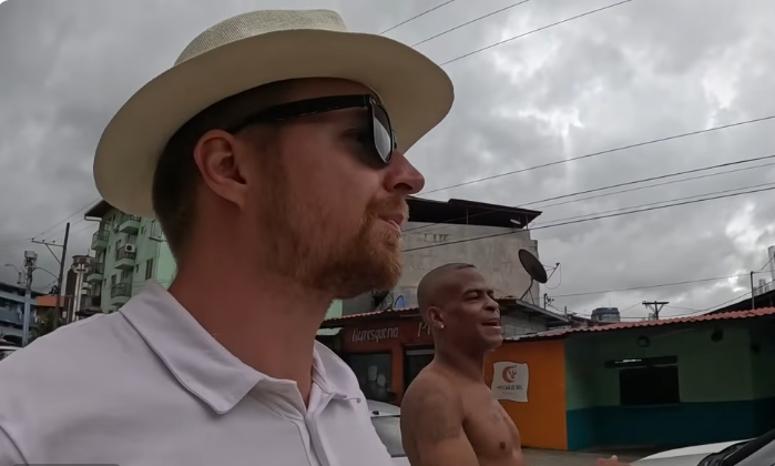 Joonas Rantala con un residente del barrio de San Miguel.