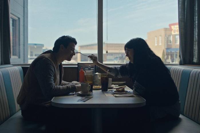 Con distintas inspiraciones, Boston comentó en entrevistas que su propio miedo al compromiso dio pie a forjar la historia entre Rachel y Nicky.