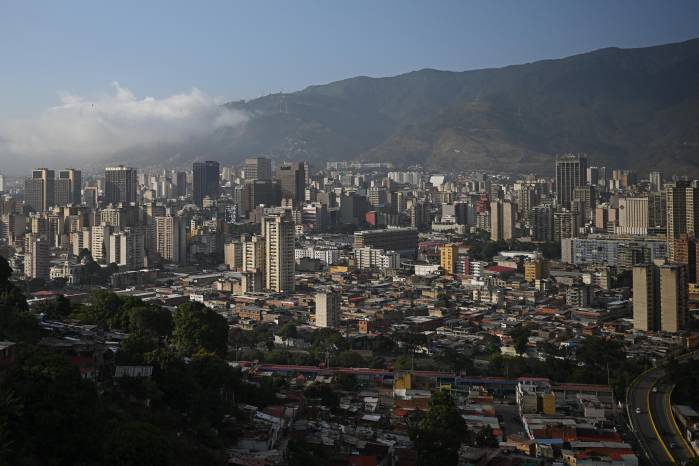 La ciudad de Caracas es fotografiada desde el barrio San Agustín este 2 de febrero de 2026.