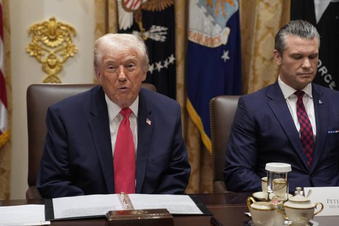 El presidente de Estados Unidos, Donald Trump (i), habla durante una reunión con su gabinete en la Sala del Gabinete de la Casa Blanca en Washington.
