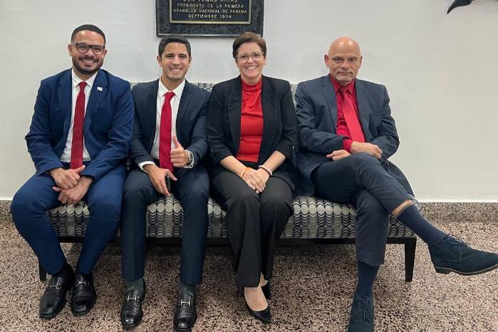 La bancada está compuesta por los diputados del Movimiento otro Camino y Betserai Richards.