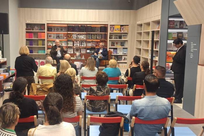 La obra Éramos tres niños perdidos en la niebla, de Ruperto Long, fue presentada en la librería El Hombre de la Mancha de Multiplaza.