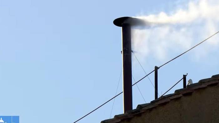 EN VIVO | Humo blanco desde el Vaticano, el mundo espera el nombre del nuevo papa