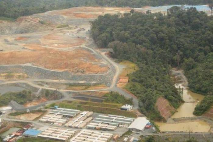 La Ley No. 407 prohíbe el otorgamiento de concesiones para la exploración y extracción de minería metálica en el país.