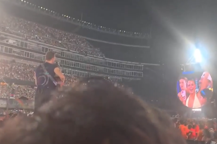 Martin bromeó sobre la pareja en otro concierto al mostrar a dos personas juntas en el famoso ‘kiss cam’.