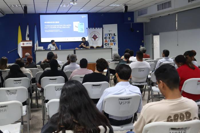 Sus reportajes han recibido el National Award for Education Reporting (2017), el Immigration Journalism Prize (2018) y el Edward R. Murrow Award (2019).