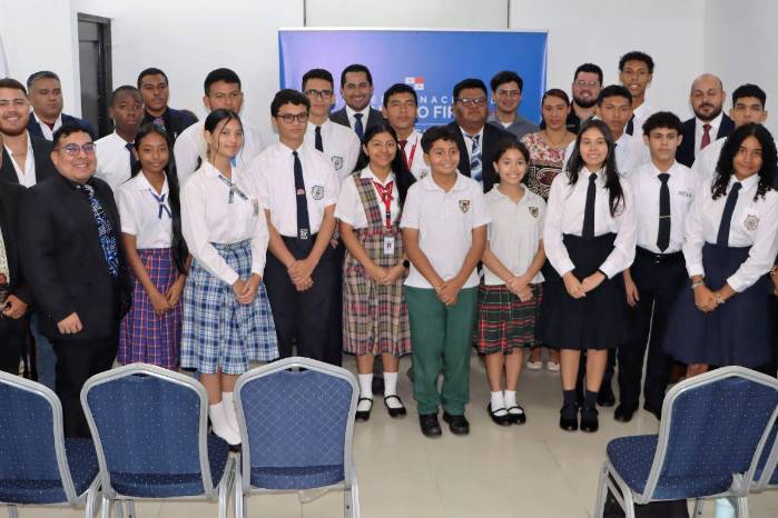 Representantes de los centros educativos fueron al acto de lanzamiento en la sede del Meduca.