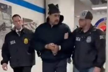 Captura de video tomada de la cuenta en X @RapidResponse47 de la Casa Blanca de Nicolás Maduro (c), a su llegada a la sede de la DEA este sábado, en Nueva York