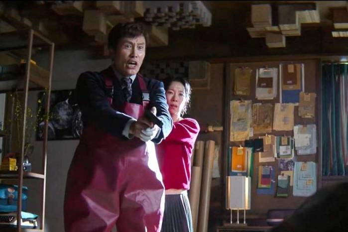 El protagonista despedido recurre a la violencia para conseguir nuevamente un empleo.