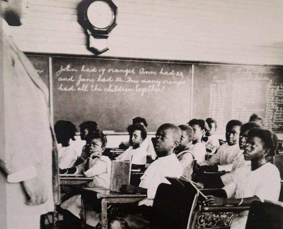 Idiomas y barreras: La educaci&oacute;n de afrocaribe&ntilde;os en la encrucijada paname&ntilde;a