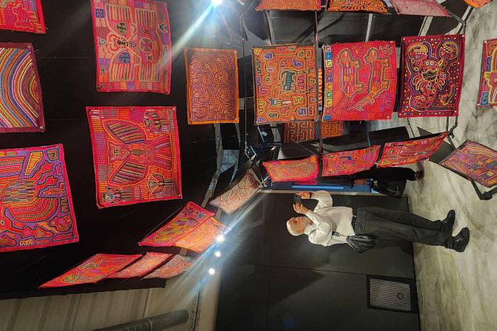 Ticio Escobar, el reconocido crítico de arte y curador paraguayo, en el Museo de la Mola.