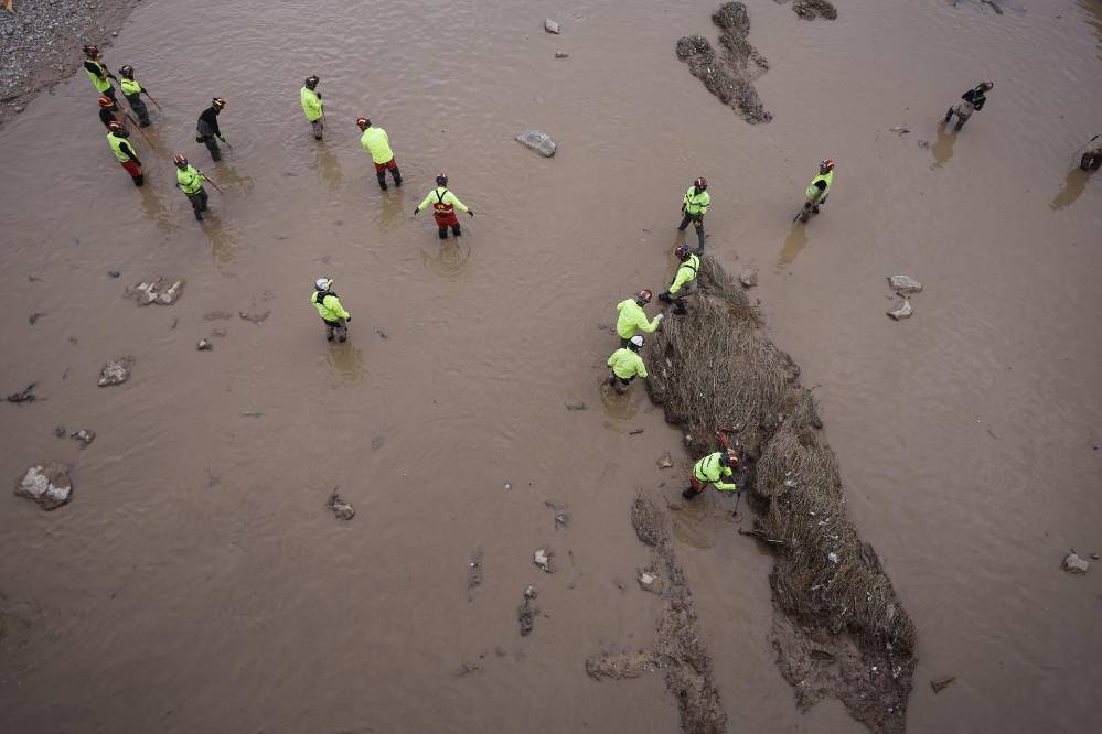 Miembros de la Unidad Militar de Emergencia UME realizan tareas de búsqueda en el barranco del Poyo, a la altura la localidad valenciana de Catarroja, este viernes.